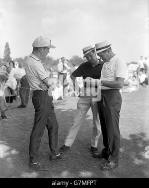 Golf - 1965 Bowmaker Pro-Am Golf Tournament - Sunningdale. Kel Nagle, Australien, (r) prüft seine Punktekarte zusammen mit seinen Partnern Bobby Cole (l) und dem 17-jährigen südafrikanischen Spieler Brian Park. Stockfoto