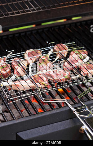 Lammkoteletts in Korb am Grill Grillen Stockfoto