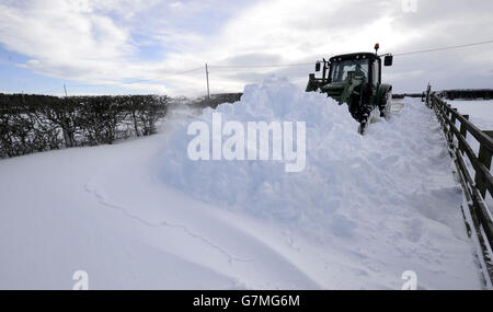 Die Bauern machen den Weg zur Stockley Fell Farm in Oakenshaw, County Durham, frei, da Schulen, Transport und Handy-Signale gestört wurden, nachdem starker Schnee Teile des Landes getroffen hatte. Stockfoto