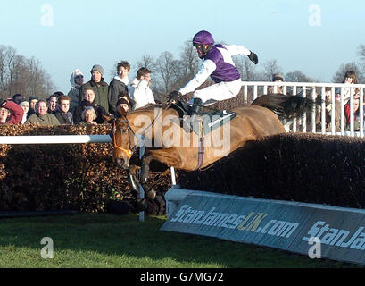 Der von Barry Geraghty gerittene Kicking King springt den letzten Zaun Um den Stan James King George VI Chase zu gewinnen Stockfoto