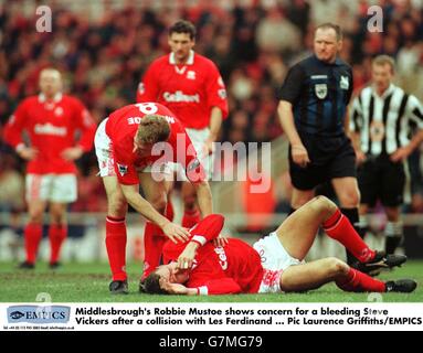 Robbie Mustoe von Middlesbrough zeigt sich besorgt über einen blutenden Steve Vickers nach einer Kollision mit Les Ferdinand. Stockfoto