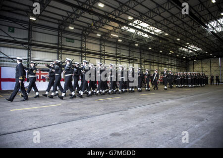 Matrosen marschieren nach einer „Wings“-Zeremonie, an der der Herzog von York im Royal Naval Air Station Yeovilton, Somerset, teilnahm. Stockfoto