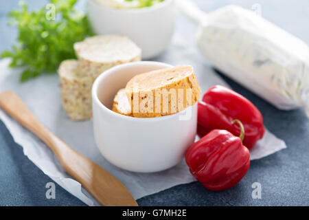 Zusammengesetzte Butter mit Kräutern Stockfoto