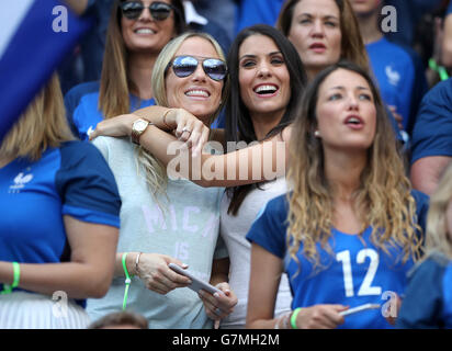 Sandra Evra, Ehefrau des französischen Patrice Evra (links) und Ludivine Sagna, Frau von Frankreichs Bacary Sagna in den Ständen vor der Runde der 16 Spiel im Stade de Lyon, Lyon. PRESSEVERBAND Foto. Bild Datum: Sonntag, 26. Juni 2016. Finden Sie unter PA Geschichte Fußball Frankreich. Bildnachweis sollte lauten: Nick Potts/PA Wire. Einschränkungen: Verwendung Beschränkungen unterworfen. Nur zur redaktionellen Verwendung. Buch und Zeitschrift Vertrieb zugelassenen bietet nicht nur gewidmet ein Team/Spieler/Partie. Keine kommerzielle Nutzung. Rufen Sie + 44 (0) 1158 447447 für weitere Informationen. Stockfoto