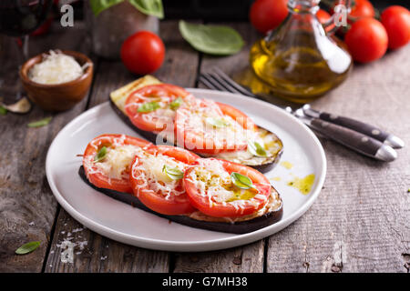 Gegrillte Zucchini mit Tomaten und Käse Stockfoto