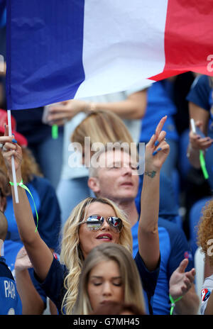 Ludivine Payet, Ehefrau von Dimitri Payet in Frankreich, in der Tribüne vor dem 16. Spielrunde im Stade de Lyon, Lyon. DRÜCKEN SIE VERBANDSFOTO. Bilddatum: Sonntag, 26. Juni 2016. Siehe PA Geschichte Fußball Frankreich. Das Foto sollte lauten: Nick Potts/PA Wire. EINSCHRÄNKUNGEN: Die Nutzung unterliegt Einschränkungen. Nur für redaktionelle Zwecke. Buch- und Zeitschriftenverkauf zulässig, wobei nicht ausschließlich für ein Team/Spieler/Spiel bestimmt ist. Keine kommerzielle Nutzung. Weitere Informationen erhalten Sie unter +44 (0)1158 447447. Stockfoto