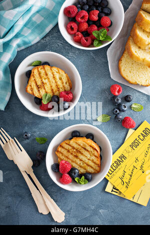 Gegrillte-lbs-Kuchen mit frischen Beeren Stockfoto