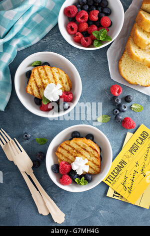 Gegrillte-lbs-Kuchen mit frischen Beeren Stockfoto