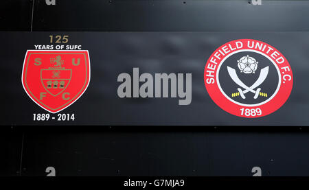 Eine Gesamtansicht eines originalen und aktuellen Sheffield United Logo auf der Außenseite der Bramall Lane Stockfoto