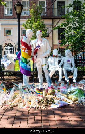 Der Gay Liberation Monument in Christopher Park in der Nähe von Stonewall Inn in Greenwich Village in New York City Stockfoto