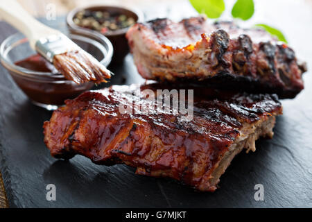 Gegrillte Schweinerippchen mit Bbq-Sauce baby Stockfoto