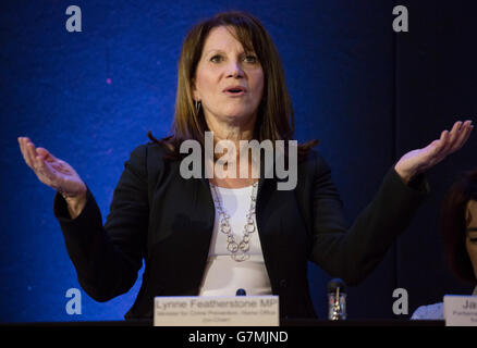 Kriminalpräventionsministerin Lynne Featherstone spricht bei einer Veranstaltung anlässlich des Internationalen Tages der Null-Toleranz gegenüber weiblicher Genitalverstümmelung (FGM) im Millennium Gloucester Hotel, London. Stockfoto