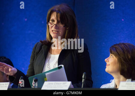 Kriminalpräventionsministerin Lynne Featherstone spricht bei einer Veranstaltung anlässlich des Internationalen Tages der Null-Toleranz gegenüber weiblicher Genitalverstümmelung (FGM) im Millennium Gloucester Hotel, London. Stockfoto