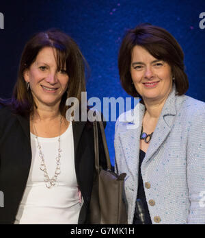 Die Ministerin für Kriminalprävention, Lynne Featherstone (links), und die Gesundheitsministerin Jane Ellison bei einer Veranstaltung zum Internationalen Tag der Null-Toleranz-Toleranz gegenüber weiblicher Genitalverstümmelung (FGM) im Millennium Gloucester Hotel, London. Stockfoto