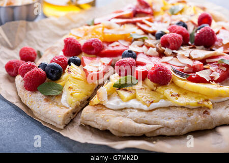 Gegrilltes Obst-Pizza mit Honig Stockfoto