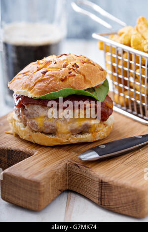 Hausgemachte Schweinefleisch Burger mit Käse füllen Stockfoto