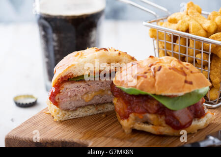 Hausgemachte Schweinefleisch Burger mit Käse füllen Stockfoto