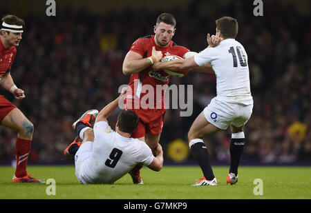 Der Waliser Alex Cuthbert (Mitte) verliert den Ball, als er während des RBS 6 Nations-Spiels im Millennium Stadium in Cardiff von den Engländern Ben Youngs (links) und George Ford (rechts) angegangen wird. Stockfoto