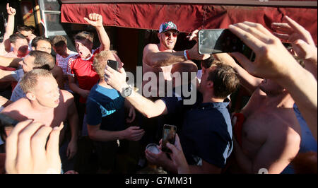 Boxer Tyson Fury (Mitte) posiert für Fotos mit England Fans vor einer Akathor Bar in Nizza, Frankreich. Stockfoto