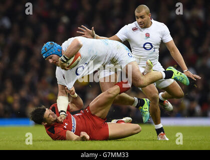 Der englische James Haskell wird vom walisischen Mike Phillips (unten) während des RBS 6 Nations-Spiels im Millennium Stadium, Cardiff, angegangen. Stockfoto