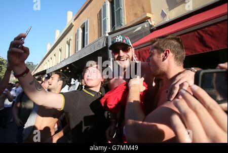 Boxer Tyson Fury (Mitte) posiert für Fotos mit England Fans vor einer Akathor Bar in Nizza, Frankreich. Stockfoto