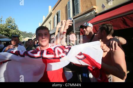 Boxer Tyson Fury (zweiter von rechts) posiert für Fotos mit England Fans vor einer Akathor Bar in Nizza, Frankreich. Stockfoto