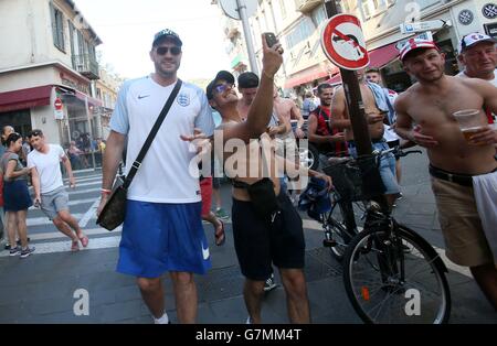 Boxer Tyson Fury (links) posiert für Fotos mit England Fans in Nizza, Frankreich. Stockfoto