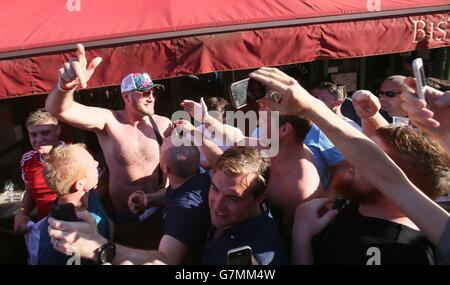 Boxer Tyson Fury (oben, links) posiert für Fotos mit England Fans vor einer Akathor Bar in Nizza, Frankreich. Stockfoto