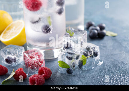 Mineralwasser mit Beeren und Kräuter-Eis Stockfoto