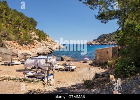 Himmelbett Bett am Strand von Puerto de San Miguel, Ibiza, Spanien Stockfoto