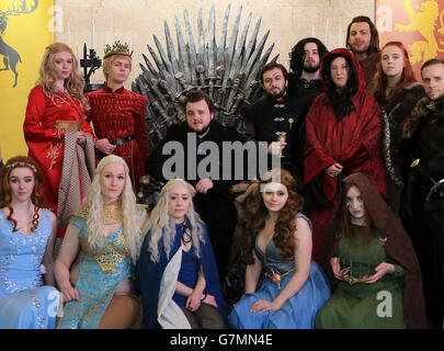 Schauspieler John Bradley-West (Mitte), der Samwell Tarly in der Fernsehserie Game of Thrones mit Fans der Show spielt, bei der Eröffnung der Ausstellung Game of Thrones in der O2 Arena in London. Stockfoto