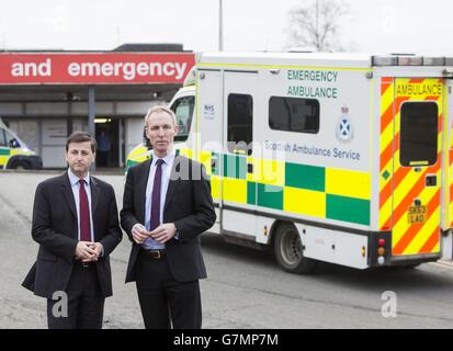 Der schottische Labour-Vorsitzende Jim Murphy und der Abgeordnete Douglas Alexander bei einem Besuch im Royal Alexandra Hospital in Paisley, Schottland, als Labour einen neuen Angriff auf die schottische Regierung wegen ihrer Verwaltung des NHS startet. Stockfoto