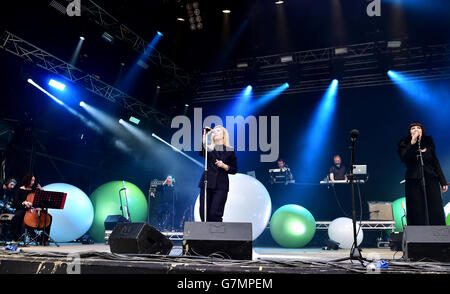 Sarah Cracknell von Saint Etienne auf der The Park Bühne auf dem Glastonbury Festival, würdig Farm in Somerset. Stockfoto