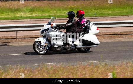 Eine weiße Honda Goldwing 1800cc Touring Motorrad Reisen entlang der Kingsway West Schnellstraße in Dundee, Großbritannien Stockfoto