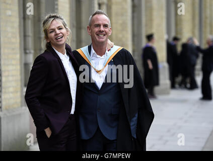 Der DJ und Produzent Fatboy Slim, richtiger Name Norman Cook, posiert mit seiner Frau Zoe Ball für Fotografen, bevor er den Alumnus Award der Universität Brighton erhielt, wo er in den 1980er Jahren studierte. Stockfoto