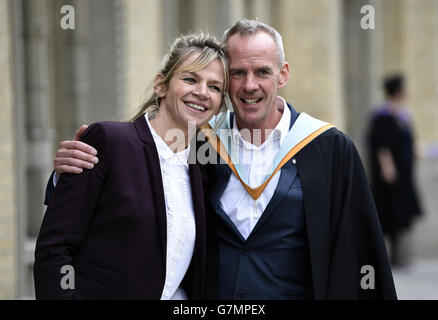 Der DJ und Produzent Fatboy Slim, richtiger Name Norman Cook, posiert mit seiner Frau Zoe Ball für Fotografen, bevor er den Alumnus Award der Universität Brighton erhielt, wo er in den 1980er Jahren studierte. Stockfoto