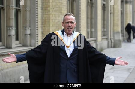 Der DJ und Produzent Fatboy Slim, richtiger Name Norman Cook, posiert für Fotografen, bevor er den Alumnus Award von der University of Brighton erhielt, wo er in den 1980er Jahren studierte. Stockfoto