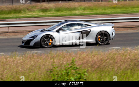 Eine luxuriöse silberne McLaren 675LT Long-Tail Spider Sportwagen Reisen entlang der Kingsway West Schnellstraße in Dundee, Großbritannien Stockfoto