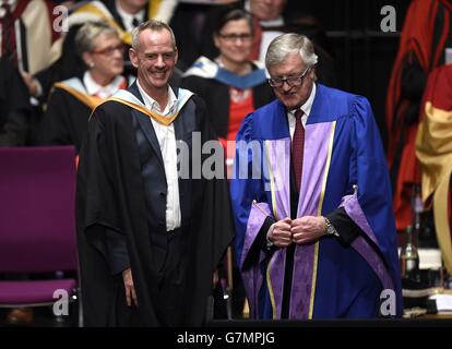 DJ und Produzent Fatboy Slim, richtiger Name Norman Cook, (links) mit Lord John Mogg, bevor er den Alumnus Award von der University of Brighton erhielt, wo er in den 1980er Jahren studierte. Stockfoto