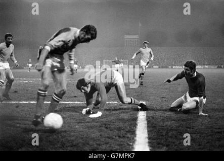 Manchester City Skipper Tony Book (links) stoppt den Ball, nachdem City-Torwart Joe Corrigan (Mitte) ihn aus einem Schuss von United's Brian Kidd (rechts) schlüpfen ließ Stockfoto