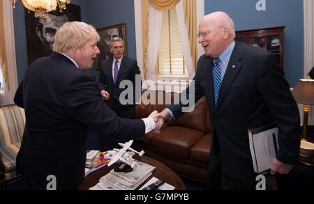 Der Bürgermeister von London Boris Johnson schüttelt die Hände mit Senator Patrick Leahy im Büro des Mehrheitsführers des Vereinigten Repräsentantenhauses erklärte Kevin McCarthy (Mitte) in Washington DC, während am fünften Tag eines siebentägigen Handelsbesuchs in den Vereinigten Staaten in Boston, New York und Washington DC. Stockfoto