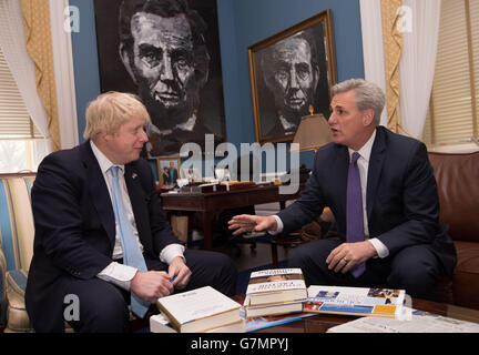 Der Bürgermeister von London, Boris Johnson, trifft den Mehrheitsführer des Vereinigten Repräsentantenhauses, Kevin McCarthy, während er am fünften Tag eines siebentägigen Handelsbesuchs in den Vereinigten Staaten Boston, New York und Washington DC besucht. Stockfoto