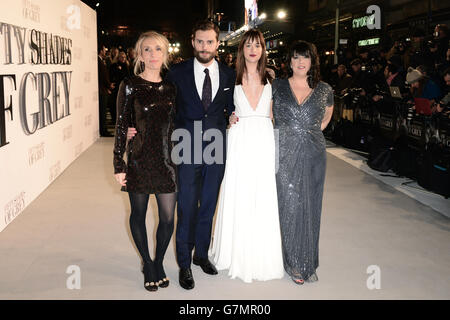 Sam Taylor-Johnson, Jamie Dornan, Dakota Johnson und E L James bei der UK-Premiere von Fifty Shades of Grey am Odeon Leicester Square in London. DRÜCKEN Sie VERBANDSFOTO. Bilddatum: Donnerstag, 12. Februar 2015. Siehe PA Geschichte SHOWBIZ Fifty. Bildnachweis sollte lauten: Dominic Lipinski/PA Wire Stockfoto