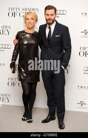 Sam Taylor-Johnson und Jamie Dornan bei der UK-Premiere von Fifty Shades of Grey im Odeon Leicester Square, London. DRÜCKEN Sie VERBANDSFOTO. Bilddatum: Donnerstag, 12. Februar 2015. Siehe PA Geschichte SHOWBIZ Fifty. Bildnachweis sollte lauten: Dominic Lipinski/PA Wire Stockfoto