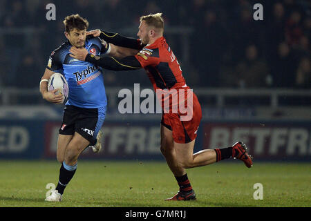 St. Helens Jon Wilkin wird vom Salford Red Devils' Josh Griffin beim ersten Spiel der Utility Super League im AJ Bell Stadium in Salford angegangen. Stockfoto