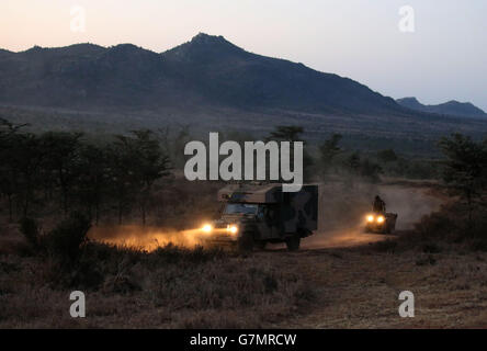 Ein Krankenwagen, der in der Abenddämmerung als Soldaten des 2. Bataillons, des Royal Regiment of Scotland, an der Übung Askari Storm am Stadtrand von Nanyuki, Kenia, teilnimmt. Stockfoto