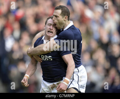 Schottlands Stuart Hogg (links) und Tim Visser feiern beim RBS Six Nations-Spiel im BT Murrayfield Stadium, Edinburgh Stockfoto