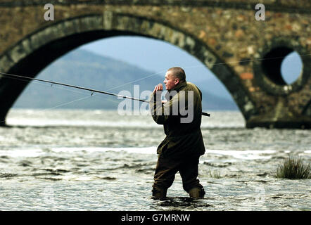 Der Beginn der Saison Lachsfischen am Fluss Tay in Kenmore. Stockfoto