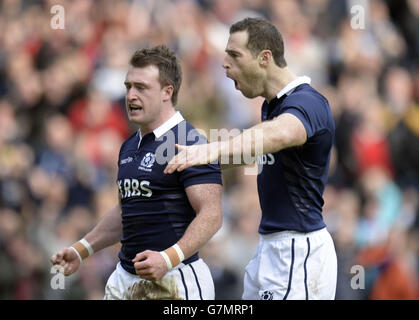 Schottlands Stuart Hogg (links) und Tim Visser feiern beim RBS Six Nations-Spiel im BT Murrayfield Stadium, Edinburgh Stockfoto