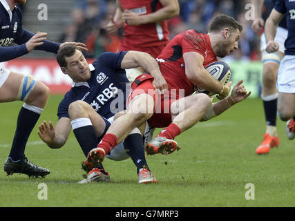 Rugby Union - 2015 RBS Six Nations - Schottland / Wales - BT Murrayfield Stadium. Der schottische Tim Visser und der walisische Alex Cuthbert während des RBS Six Nations-Spiels im BT Murrayfield Stadium, Edinburgh Stockfoto